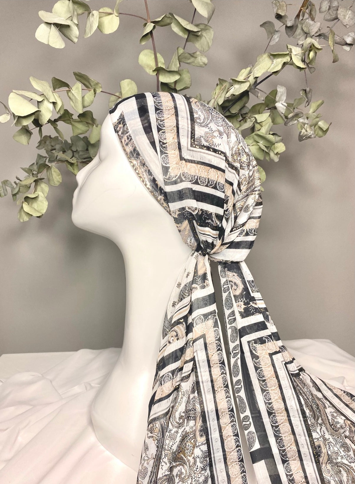 Black, white and gold print